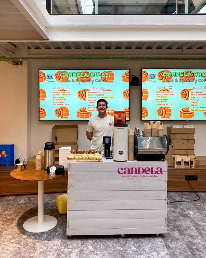 Cafetería Candela Coffee con menú de croissants y bebidas de café impresionantes.