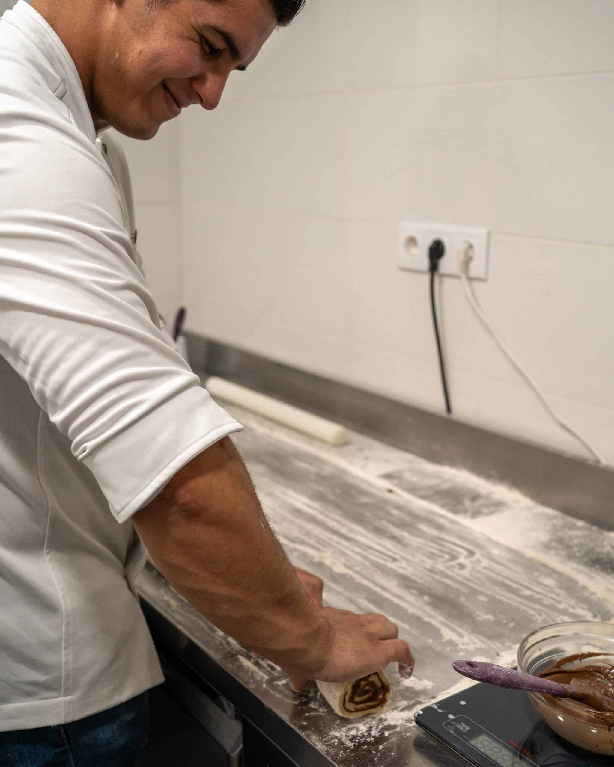 Trabajando en el cinnamon roll de barcelona en nuestro obrador de Gràcia.