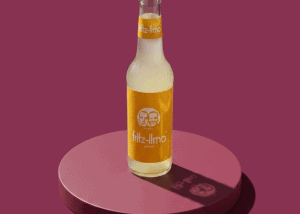 Botella de Fritz-Limo sabor lima-limón en fondo rosa.