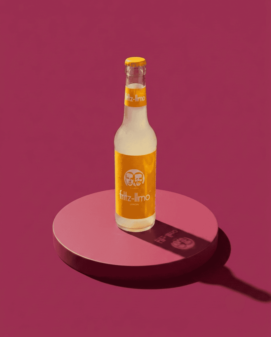 Fritz Limo Candela Rolls Studio 3 Botella de Fritz-Limo sabor lima-limón en fondo rosa.