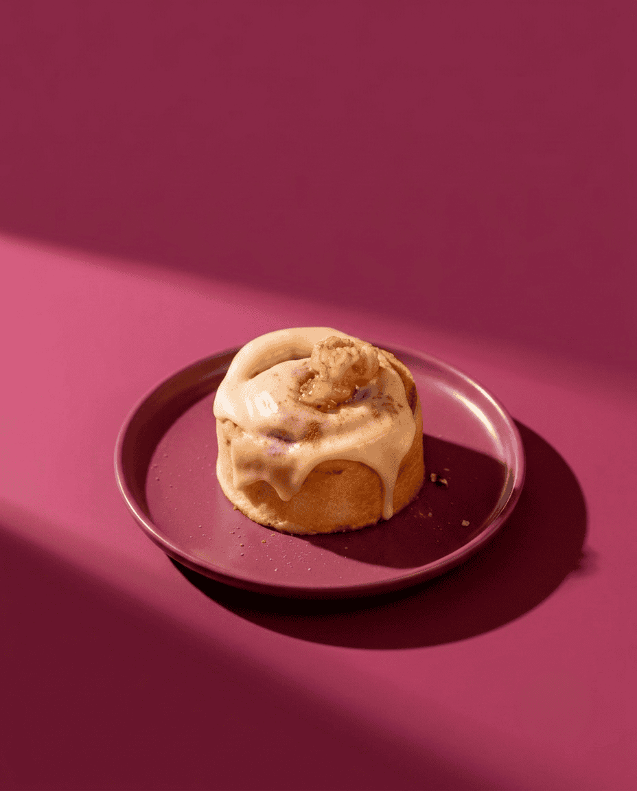 Roll de Manzana Candela Rolls Studio 2 Dulce de leche y galleta en un postre en plato rosa.